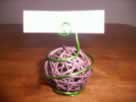 Un marque place boule de rotin