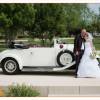 au parc devant la voiture du mariage